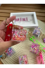 'Küp Detaylı Sulu Hareketli Boncuklu Anahtarlık Kırmızı